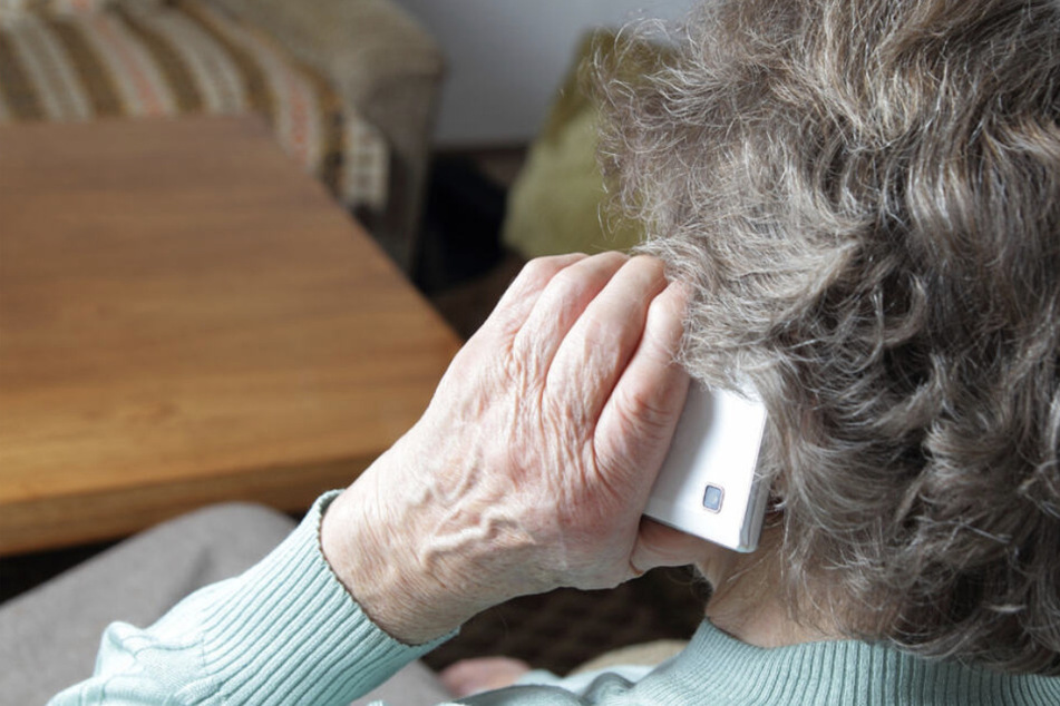 Die 82-jährige Dame sollte mehrere Tausend Euro zahlen, um eine Familienangehörige vermeintlich vor einer Haft zu bewahren. (Symbolbild)