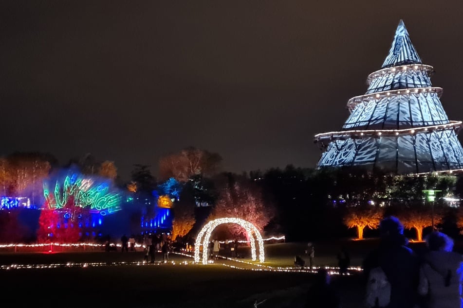 Im Jahrtausendturm (rechts im Bild) kann man Experimente machen und viel über Wissenschaft und Technik lernen.