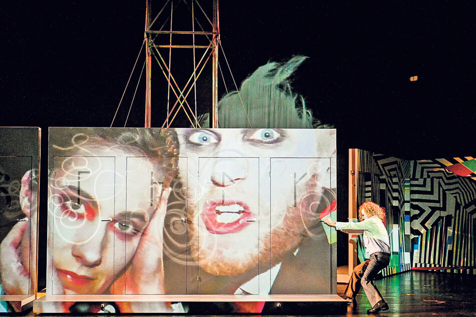 Theatrale Collage: Friederike Bernhardt (eine von vier Olimpias) und Jonas Holupirek (Nathaniel) in Projektion. Torsten Ranft (r.) verschiebt die Wände.