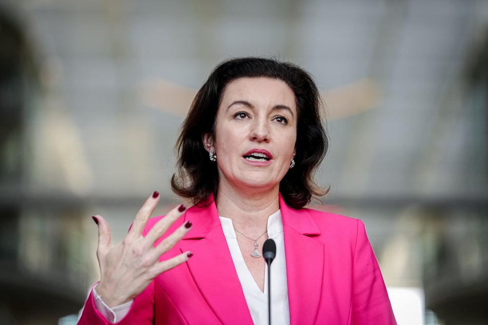 Bundesforschungsministerin Dorothee Bär (47) erhält den Orden wider den tierischen Ernst.