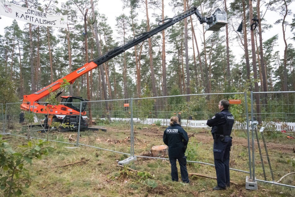 Die Einsatzkräfte mussten sich dem Umweltaktivisten vorsichtig mit einer Hebebühne nähern.