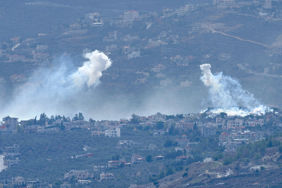 In einem libanesischen Grenzdorf zu Israel steigt nach einem israelischen Angriff weißer Rauch auf. (Archivbild)