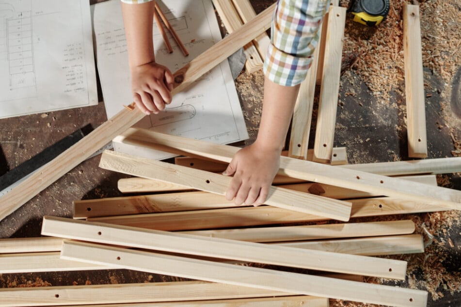 Mit Holz können Eure Kinder am Sonntag in der Werkstatt "Alles Holz" basteln. (Symbolfoto)