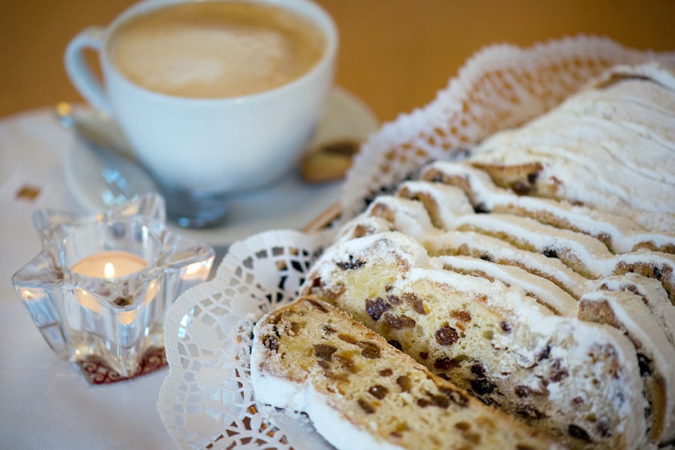 Der beliebte Christstollen könnte teurer werden. Grund dafür ist eine zusätzliche Verpackungsgebühr.