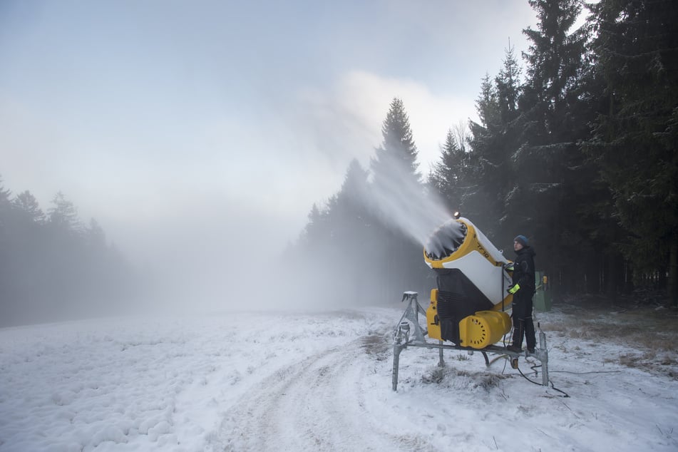 Im tschechischen Skigebiet Bukova Hora wird schon wieder Kunstschnee versprüht.