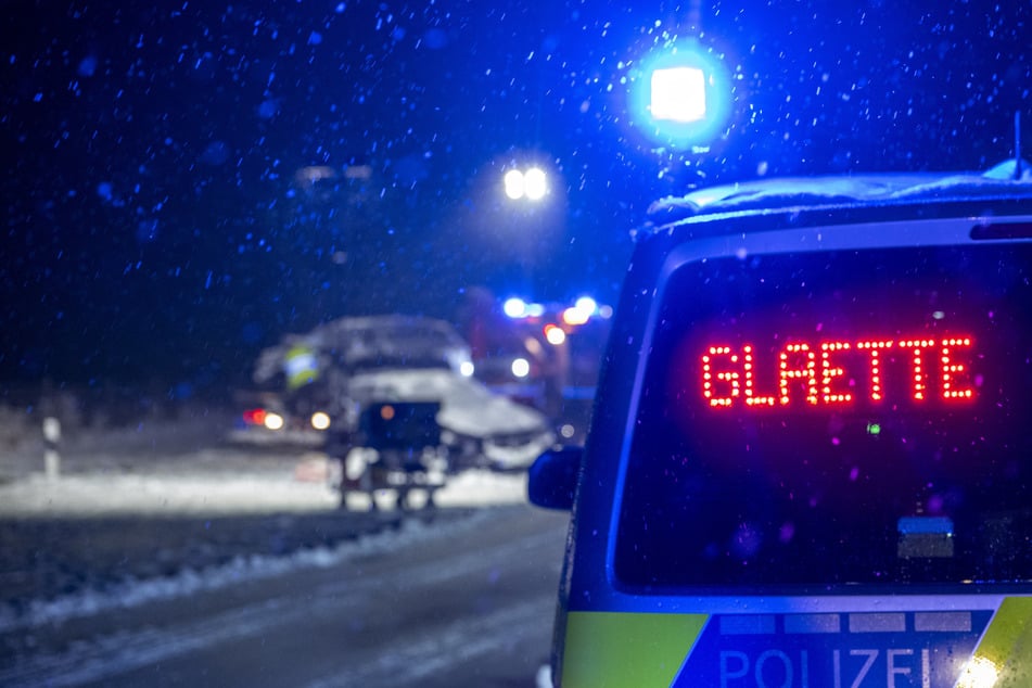 Auf den Straßen in Bayern sorgten Schnee und Eis für Chaos.