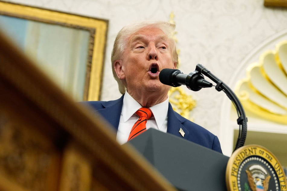 US-Präsident Donald Trump (79) äußerte sich am Freitag im Oval Office im Weißen Haus zu seinem neuen Vorhaben, Extra-Zölle gegen Importe aus China zu erheben.