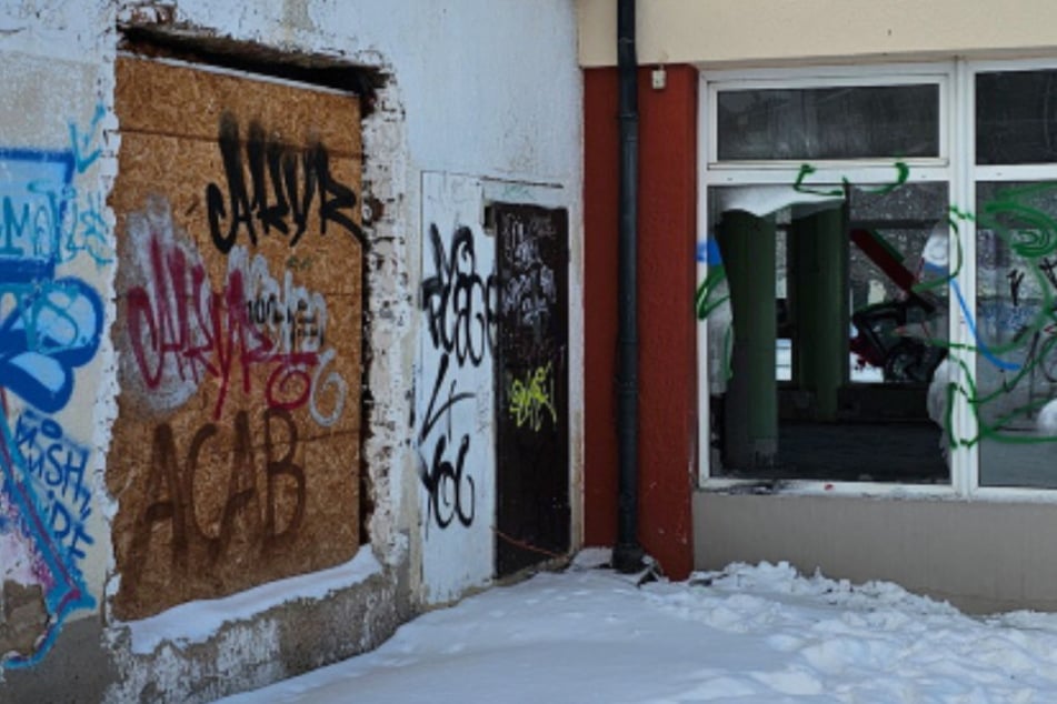 Chemnitz: Scheibe in Chemnitz mit Pyrotechnik gesprengt