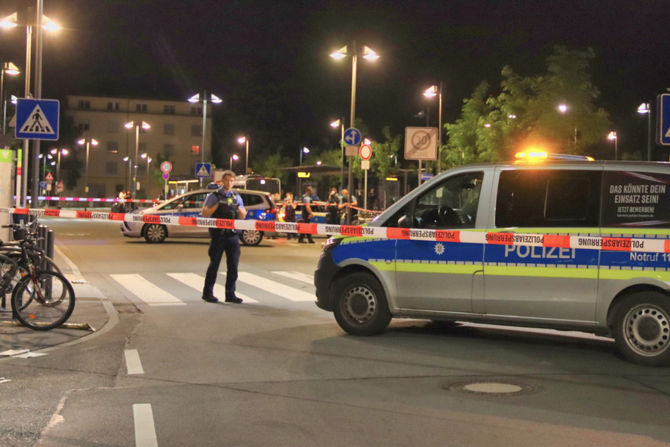 Frankfurt: Polizei-Großeinsatz in Frankfurt-Höchst: Mann mit Messer verletzt