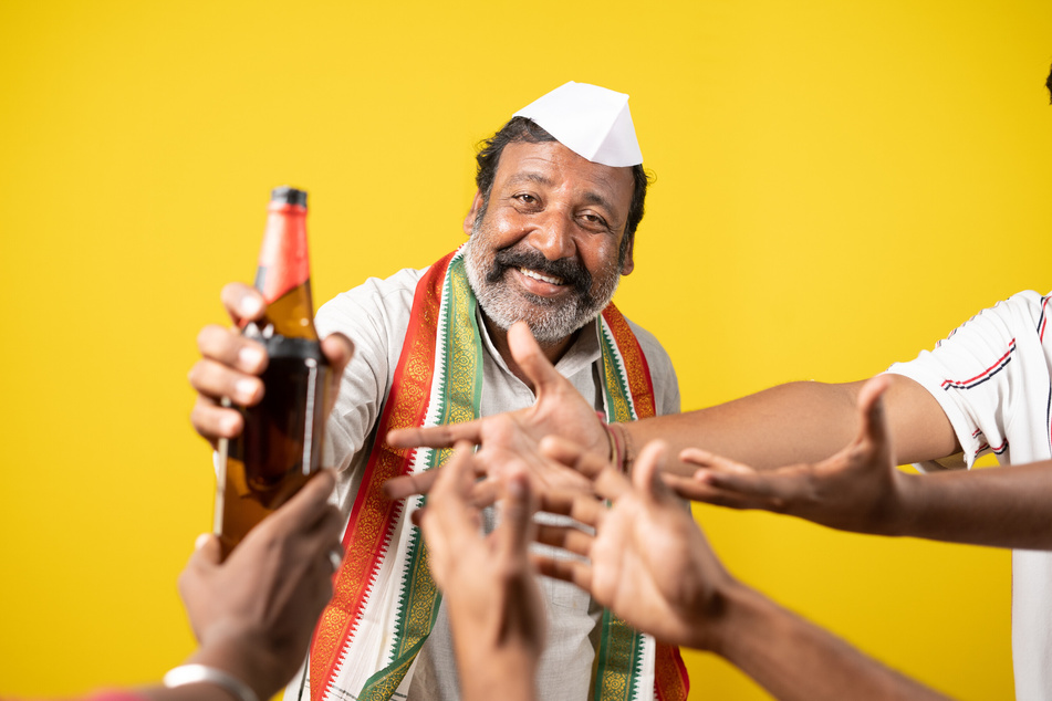 Auf dem Schwarzmarkt ist billiger Alkohol sehr gefragt. In vielen indischen Bundesstaaten ist der Verkauf und Konsum offiziell verboten. (Symbolbild)