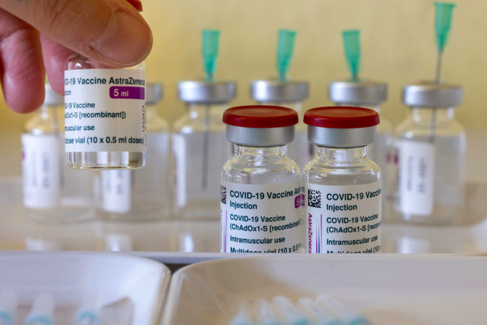 Die Impfstoffe von AstraZeneca stehen im Impfzentrum Apolda für die Corona-Schutzimpfung bereit.