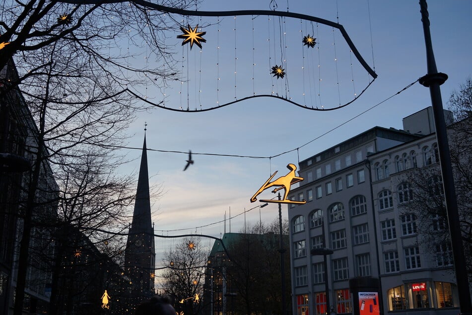 Zu "#MÖSINGT" wird schon einmal die traditionelle Weihnachtsbeleuchtung getestet, bevor sie ab dem 23. November (Totensonntag) dauerhaft die Mönckebergstraße zum Leuchten bringen wird.