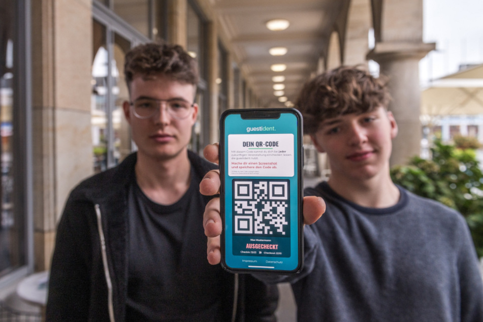 Jonas Kellert (20, l.) und Marius Gebert (18) haben eine Lösung zur digitalen Kontaktverfolgung entwickelt.
