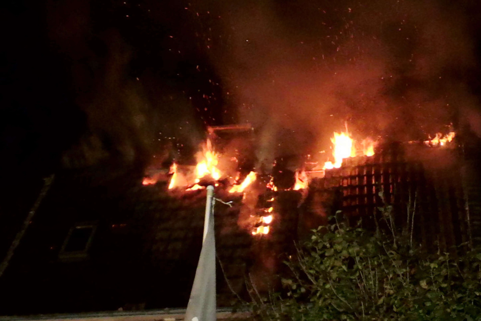 Fataler Fehler des Handwerkers: Dachstuhl von Einfamilienhaus fängt bei Dämmarbeiten Feuer