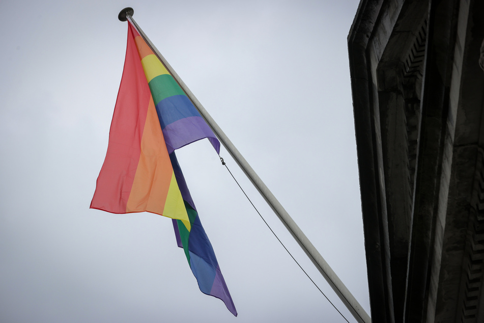 Am Mittwoch entdeckte die Gemeinde die angezündete Flagge und informierte die Polizei. (Symbolbild)