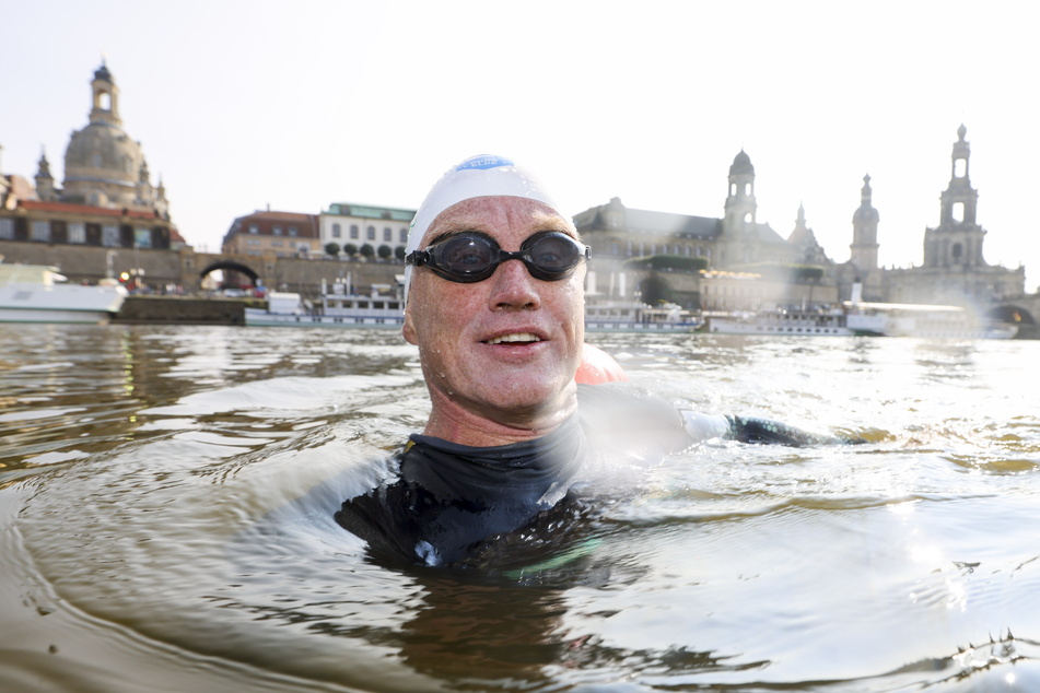 Chemie-Professor Andreas Fath (56) durchkämmt die Elbe - auf der Suche nach schädlichen Chemikalien.