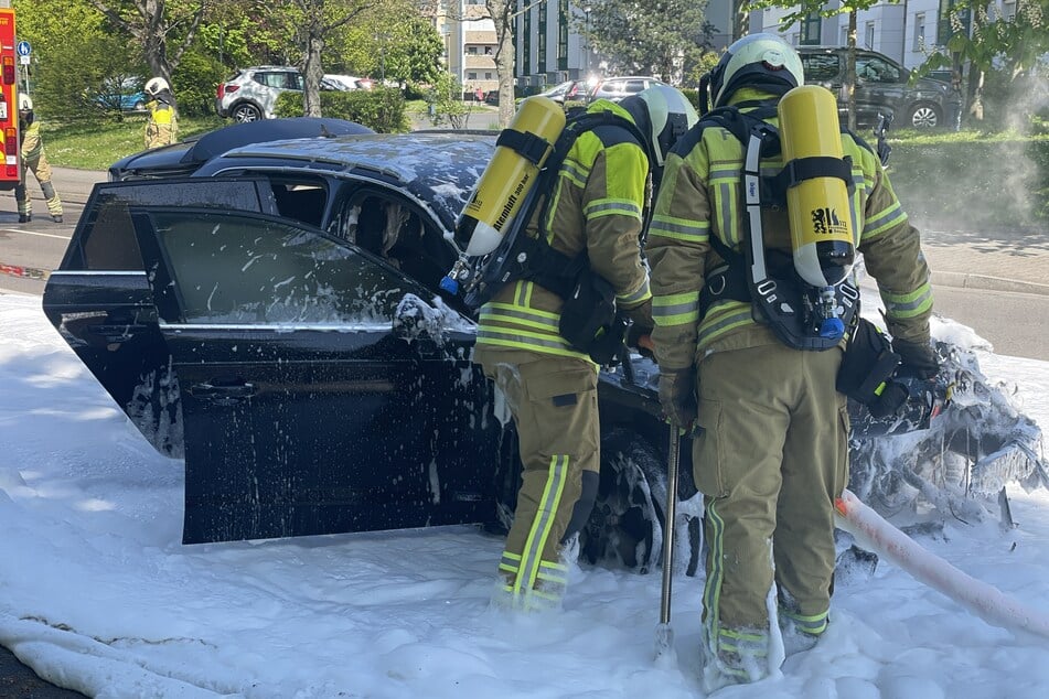 Zwei Feuerwehr-Trupps nahmen die Brandbekämpfung am Audi auf.