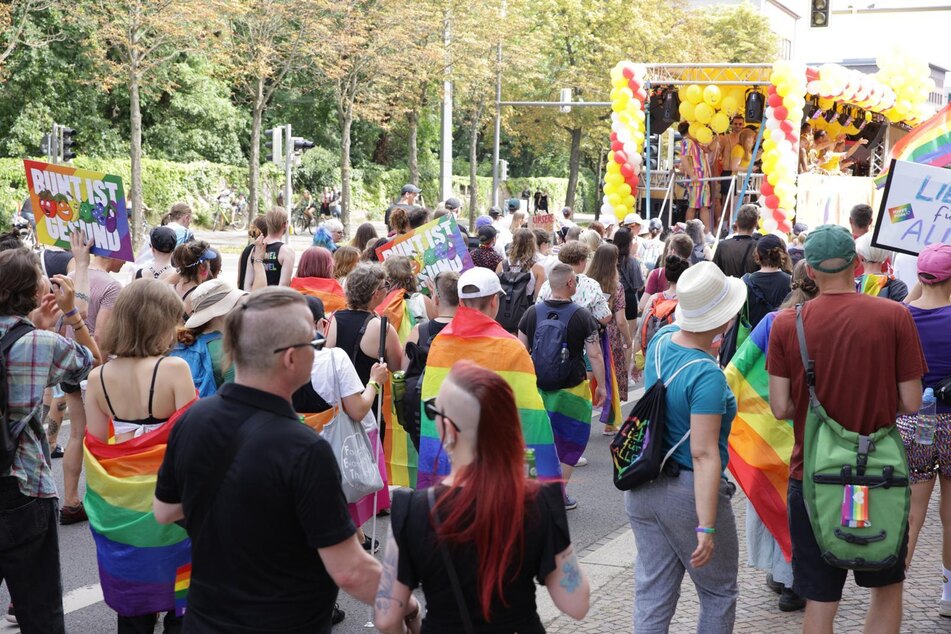 Die CSD-Parade zieht unterdessen friedlich durch Leipzig.