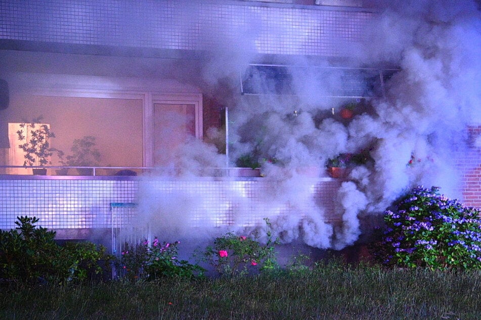 Hamburg: Feuer hüllt Mehrfamilienhaus in dichten Rauch: Bewohner werden eingeschlossen
