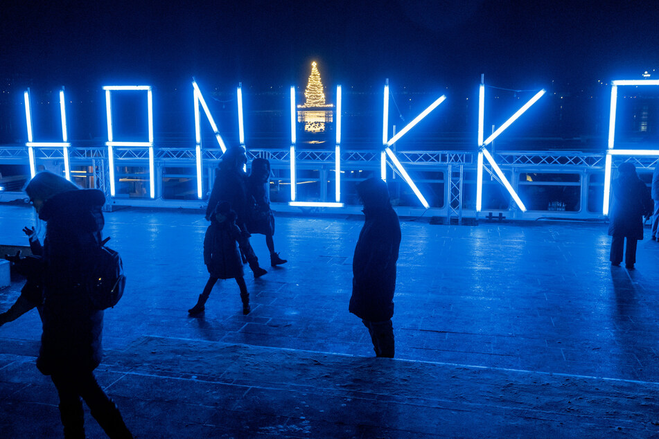 Eine Installation des Lichtkünstlers Michael Batz zeigt zu Beginn des jüdischen Chanukka-Fests das Wort "Chanukka" am Alsteranleger Jungfernstieg