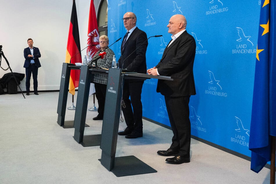 Dietmar Woidke (2.v.r.) und sein Vize Robert Crumbach (63, SPD, r.) haben Koalitionsgespräche mit der CDU in Aussicht gestellt.