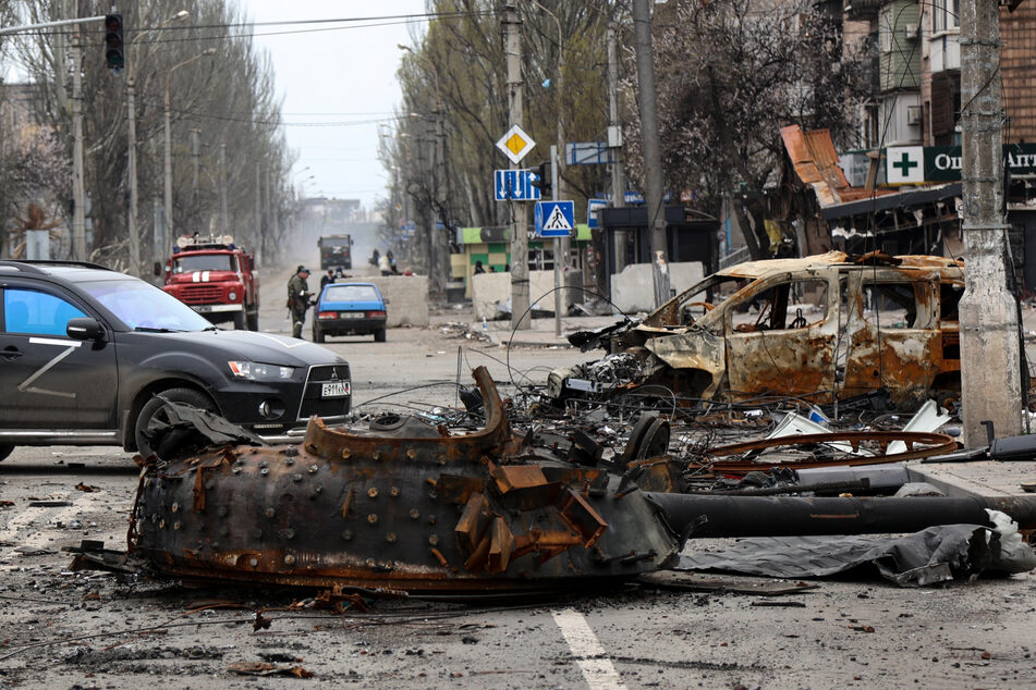 Mariupol: Ein Teil eines zerstörten Panzers und ein verbranntes Fahrzeug stehen in einem von den von Russland unterstützten Separatisten kontrollierten Gebiet.