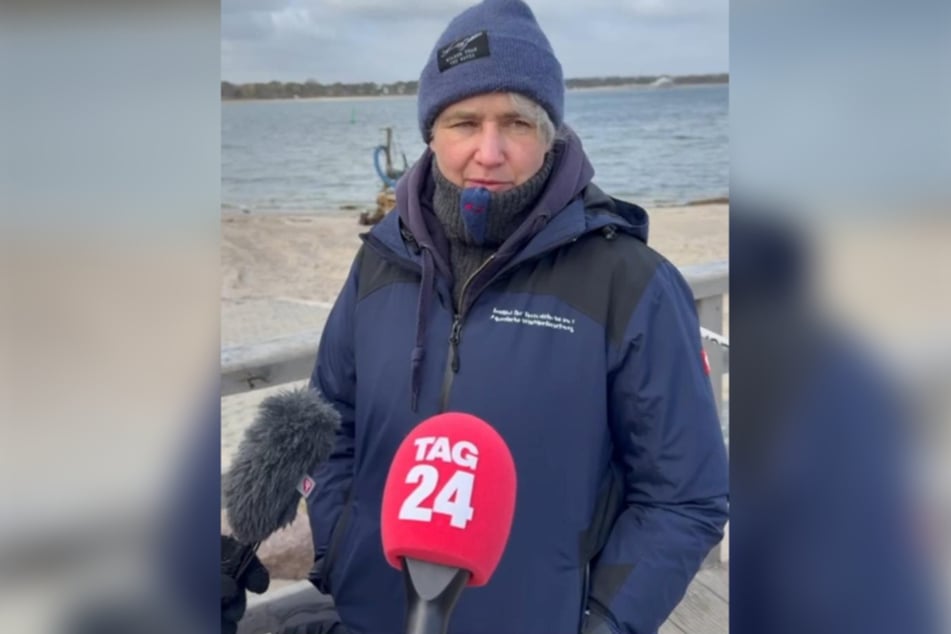 Dr. Stephanie Groß vom Institut für Terrestrische und Aquatische Wildtierforschung (ITAW) klärte vor Ort über den Zustand des Wals auf.