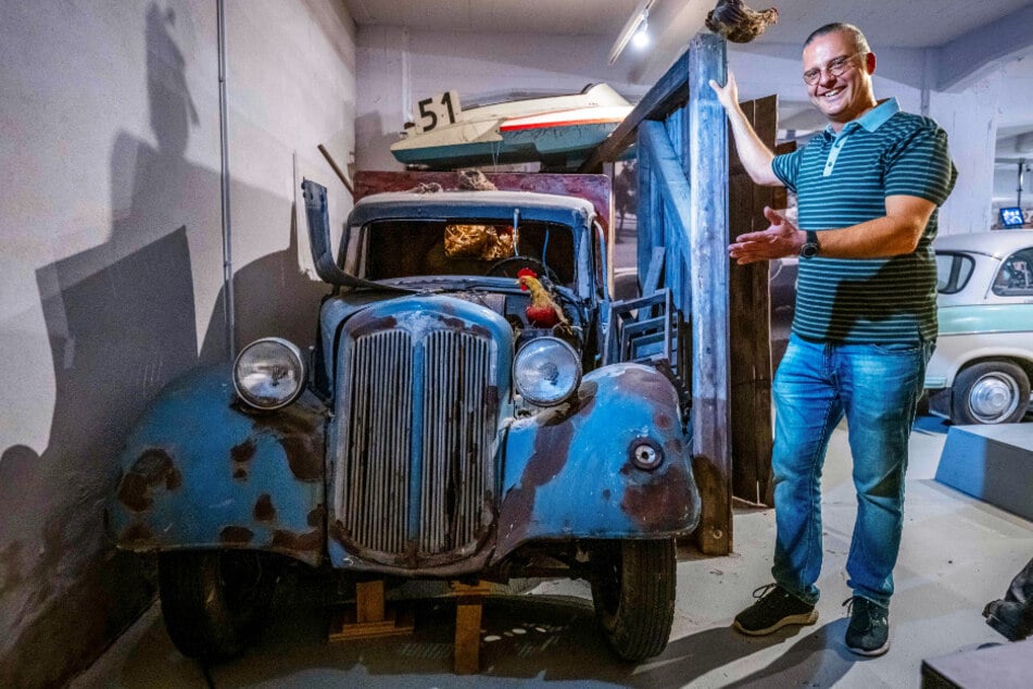 Dieser Pritschenwagen wird am heutigen Samstag versteigert. Daneben steht der Vereinsvorsitzende des Fahrzeugmuseums Ludwig Karsch (49).