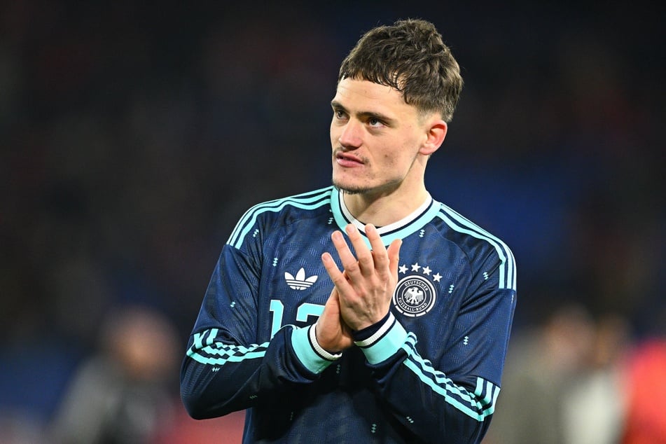 Florian Wirtz (22) feiert nach dem Abpfiff den Sieg.