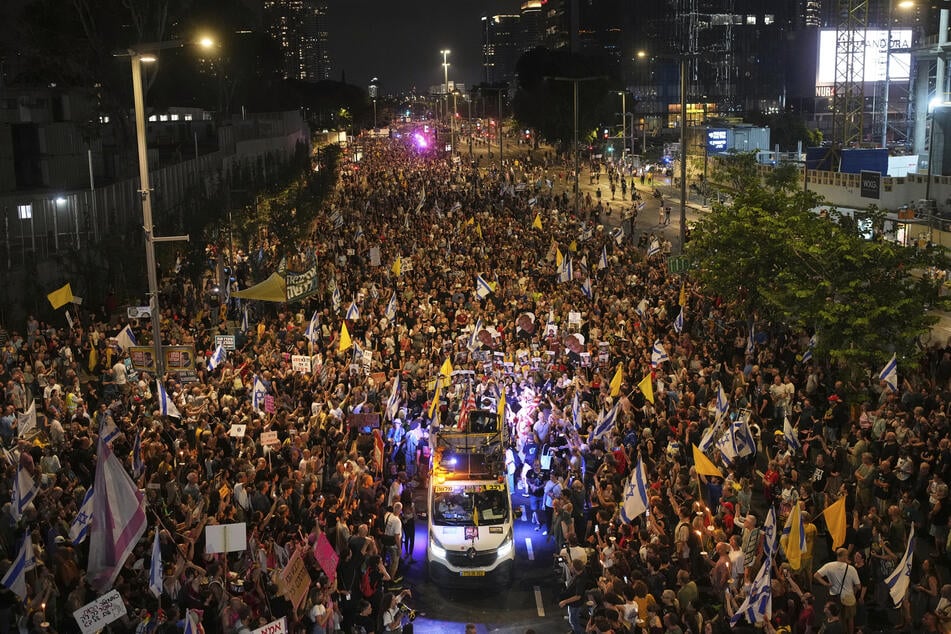 Angehörige und Unterstützer von israelischen Geiseln, die im Gazastreifen von der Terrororganisation Hamas festgehalten werden, nehmen an einer Kundgebung in Tel Aviv (Israel) teil, bei der die Freilassung der Geiseln aus der Gefangenschaft der Hamas und ein Ende des Krieges gefordert werden.