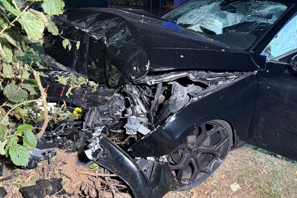 Der Audi wurde im Frontbereich komplett zerstört.