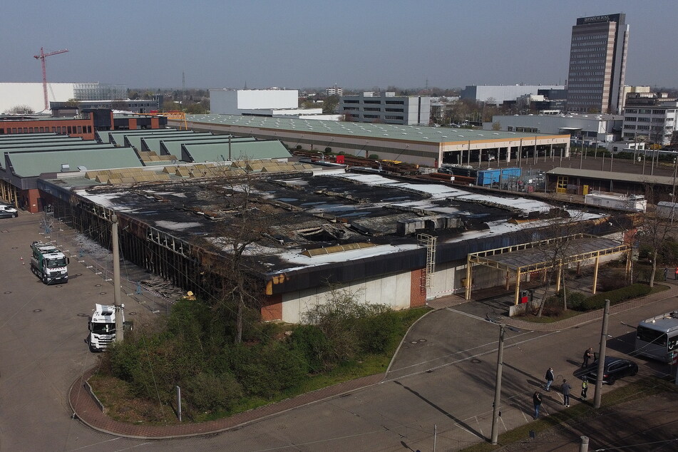 Die Ausgebrannte Abstellhalle der Rheinbahn in Düsseldorf. In der Nacht zum Donnerstag wurden nach Angaben der Feuerwehr 38 Linienbusse zerstört.
