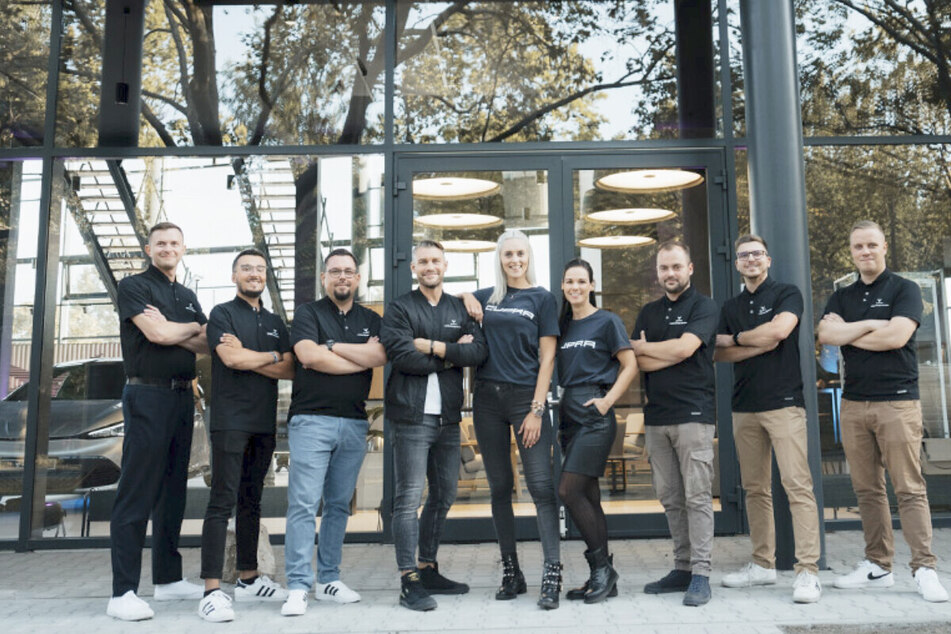 Dieses CUPRA-Team freut sich auf neue Kunden.