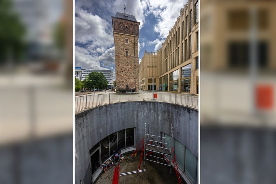 Seit Freitag steht ein Gerüst im Rondell der Tiefgarage Roter Turm für ein Graffiti bereit.