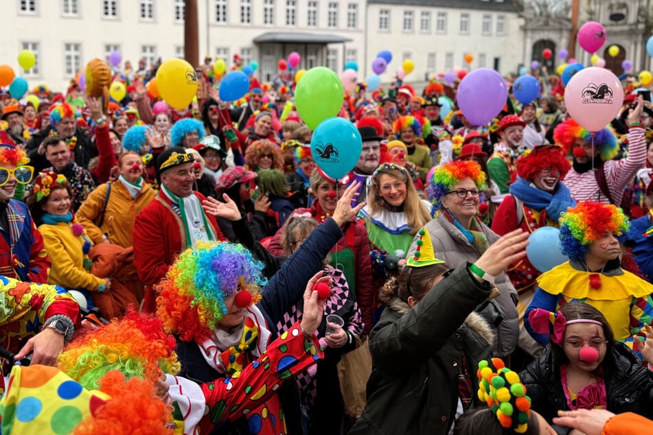 Mehr als 500 Clowns versammeln sich für Weltrekord-Versuch