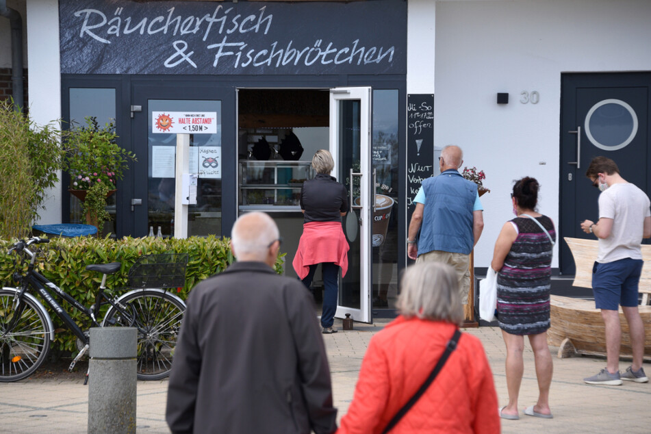 Für Fischbrötchen anstehen: Das ist ab Montag in weiten Teilen Schleswig-Holsteins wieder möglich. (Archivbild)
