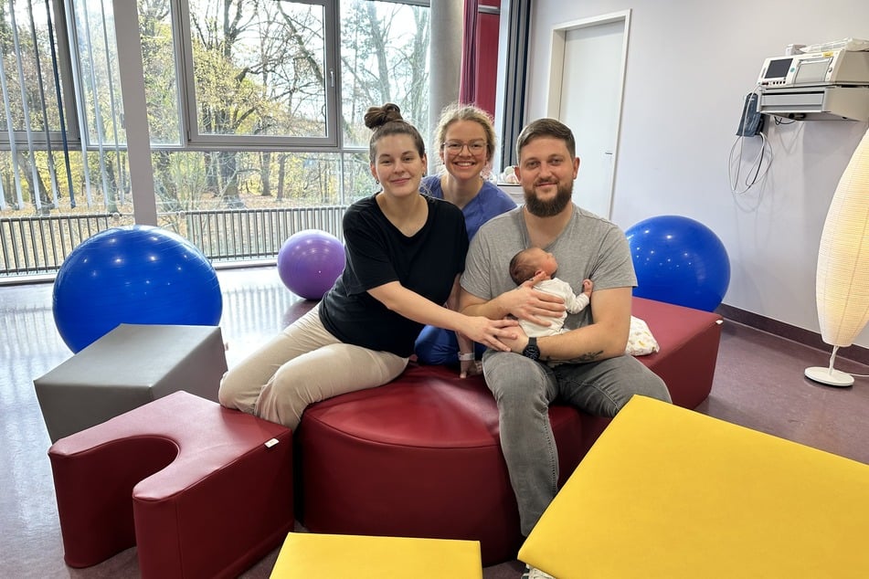 Johanna M. und Tom K. begrüßen ihre Alma. Hebamme Sophie K. unterstützte sie während der Geburt im neuen Kreißsaal.