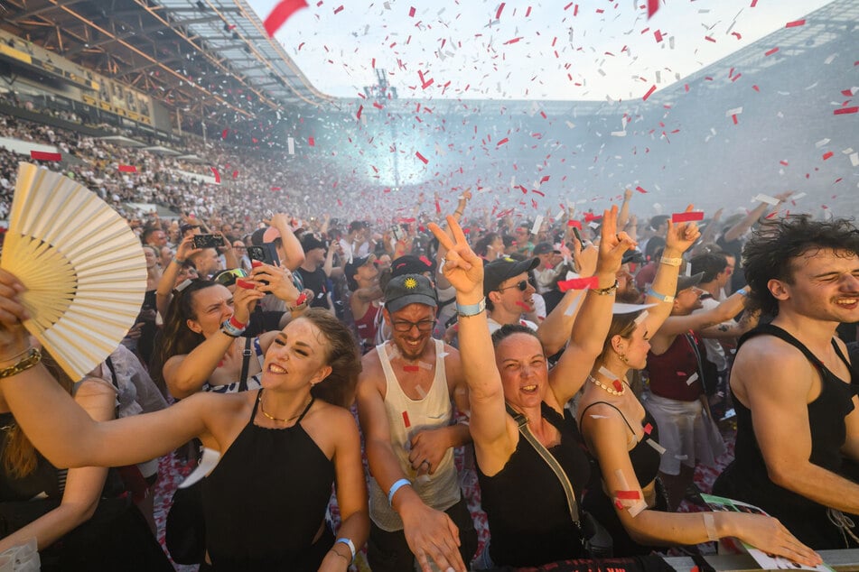 Offensichtlich konnte die Hitze den vielen Fans im Stadion nichts anhaben. Sie feierten einfach drauflos.