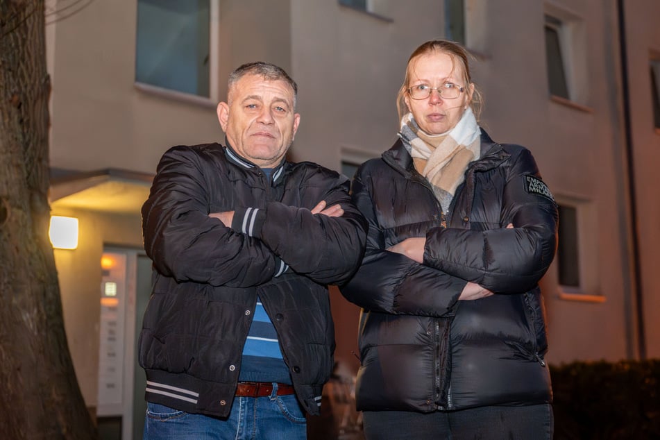 Sauer auf die Stadt Leipzig: Claudiu Raicu (51) und seine Ehefrau Kathleen Dietsch (42) vor ihrer ehemaligen Gewährleistungswohnung.