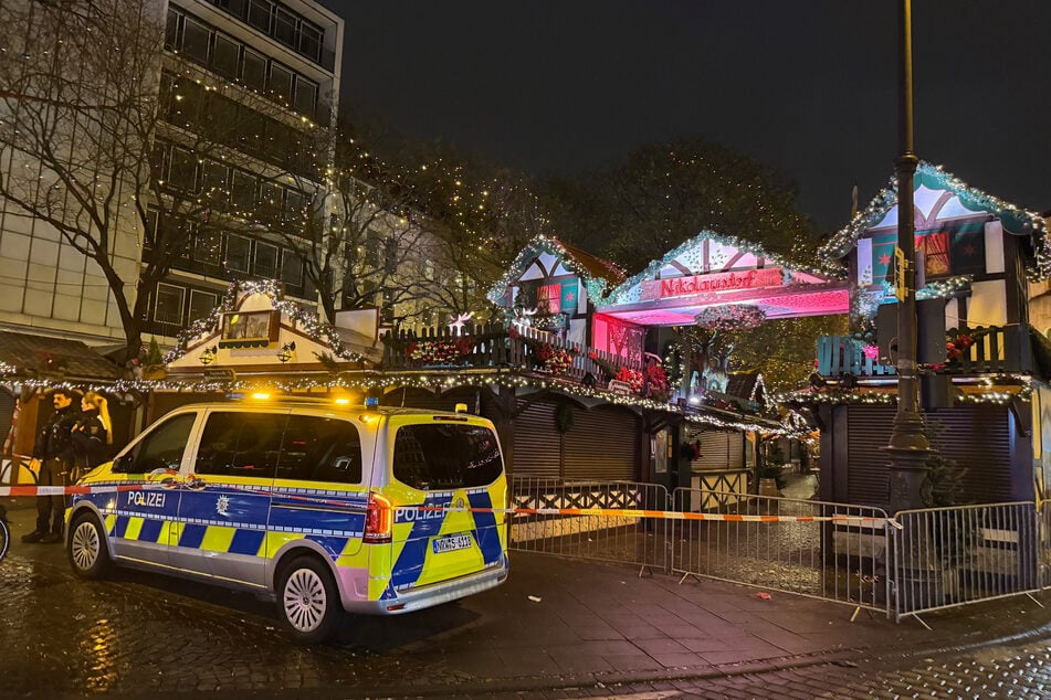 Einsatzkräfte der Polizei sichern im Dezember den Weihnachtsmarkt auf dem Kölner Rudolfplatz.