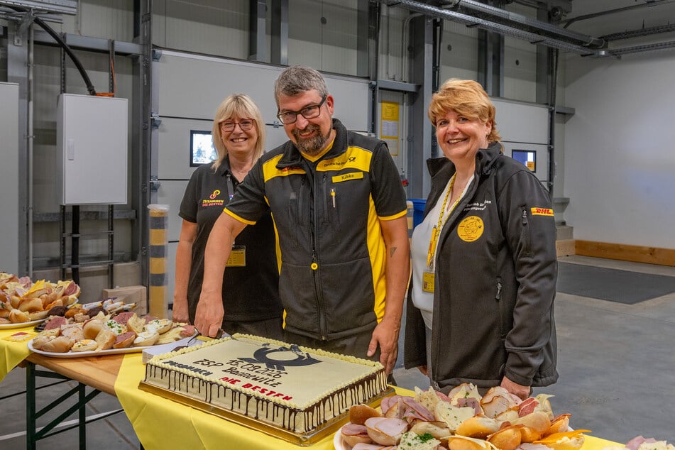 Sabine Gängler (60, l.), Abteilungsleiterin Auslieferung, Christian Köpke (44, M.), Standortleiter, und Claudia Krause (54, r.), Leiterin, bei der Eröffnung am Buffet.