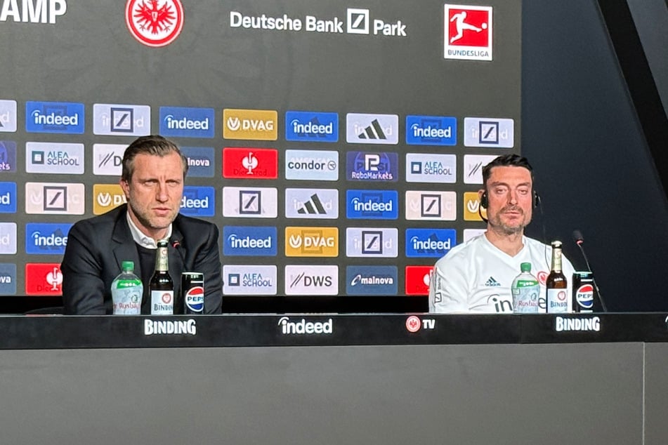 Eintracht Frankfurts Sportvorstand Markus Krösche (l.) wollte sich nach dem letzten Saisonspiel nicht in die Karten schauen lassen, was die Zukunft von Trainer Albert Reira (r.) angeht. (Archivbild)