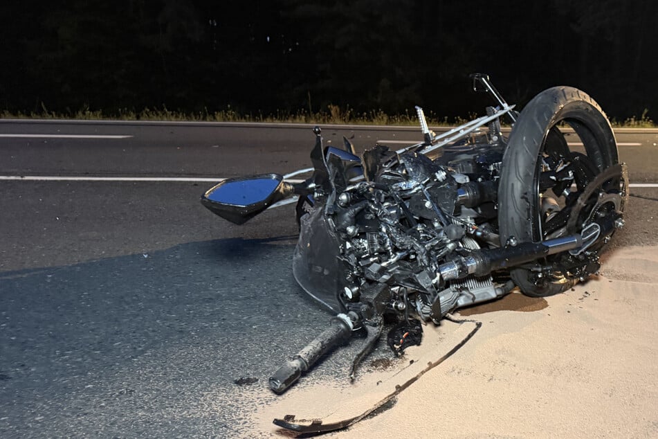 Das Motorrad der Jugendlichen liegt demoliert auf der Straße. Ein Gutachter soll den genauen Hergang des Geschehens rekonstruieren.