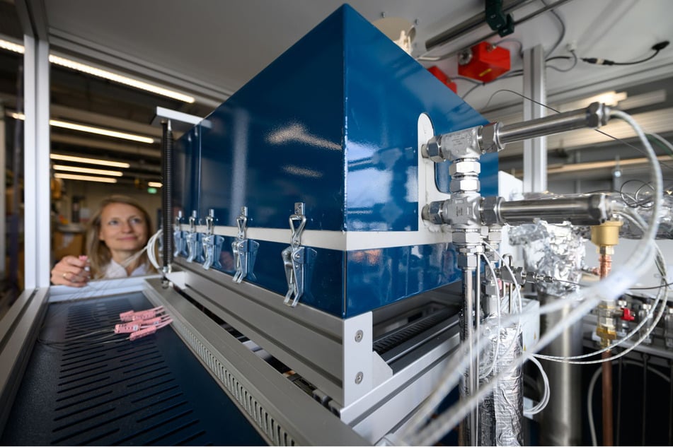 Laura Nousch vom Fraunhofer-Institut für Keramische Technologien und Systeme arbeitet an einem Brennstoffzellensystem, das die Stromversorgung für einen Messroboter liefert, der auf einem Eismond des Saturns landen soll.