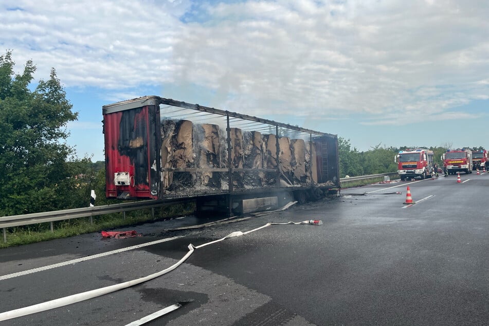 Der Auflieger des Lasters fing während der Fahrt Feuer.