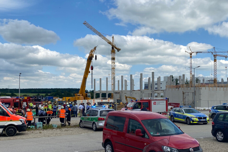 Zahlreiche Rettungskräfte sind am Unglücksort in Vilsbiburg im Einsatz.