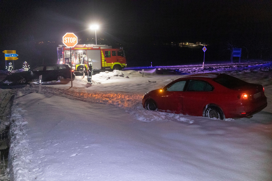 Bei einem Kreuzungs-Crash in Elterlein krachten am Montag zwei VWs zusammen. Eines der Fahrzeuge wurde von der Straße geschleudert und landete im Schnee.