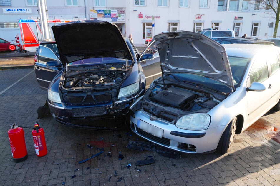 Auf einem Parkplatz in Grünau hat es zwischen zwei VWs gekracht.