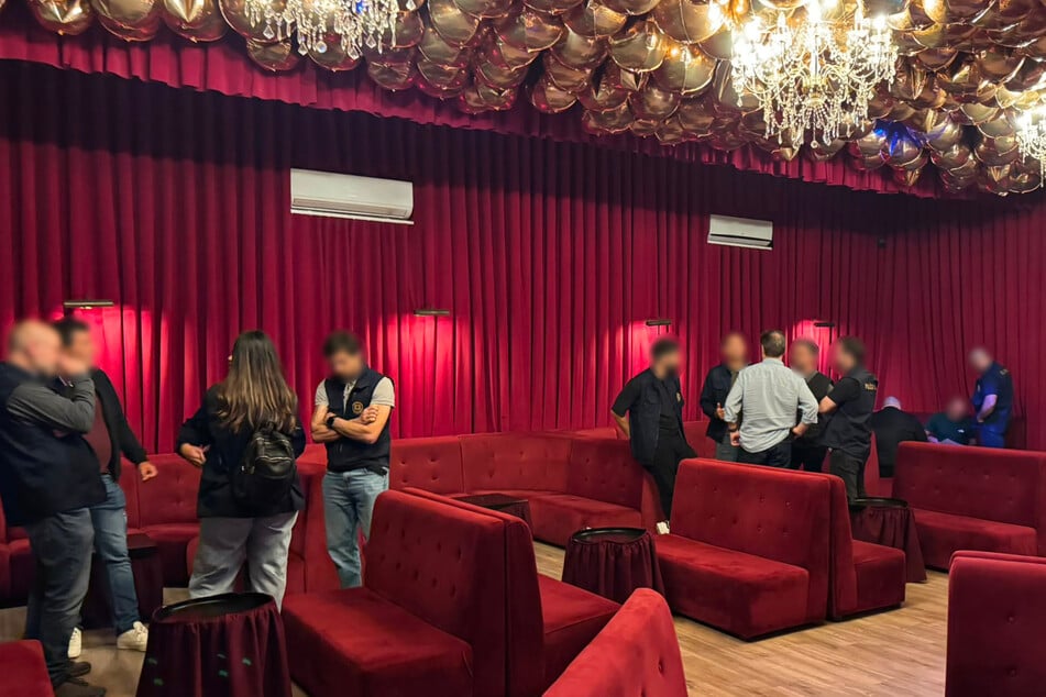 Ermittler durchsuchen einen Nachtclub in Portugal, wo brasilianische Frauen zur Prostitution gezwungen worden sind.