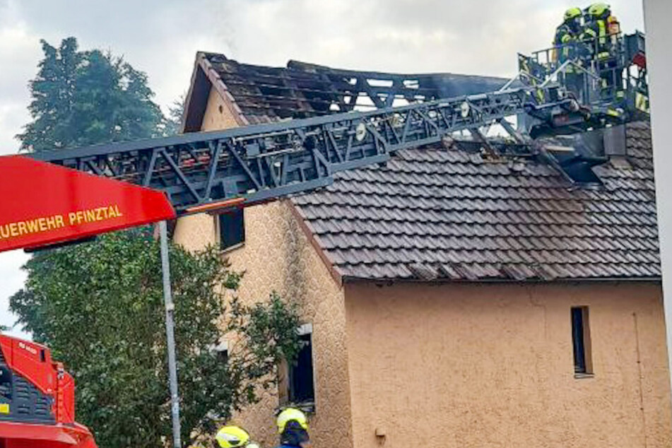 Hausbrand löst Großeinsatz aus: Vier Verletzte!